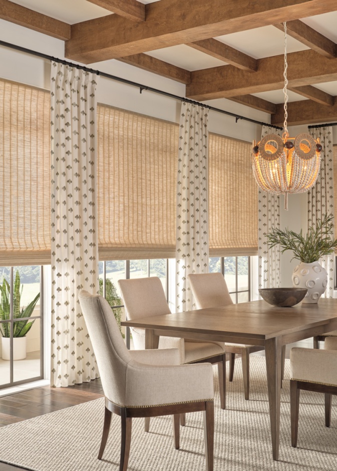 علاجات النوافذ لديها القدرة على تحويل غرفة الطعام من مساحة مملة إلى مكان مبهر ومميز