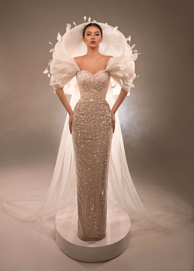 فستان زفاف فضي بأكمام غريبة من توقيع المصممة مديحة قميحة