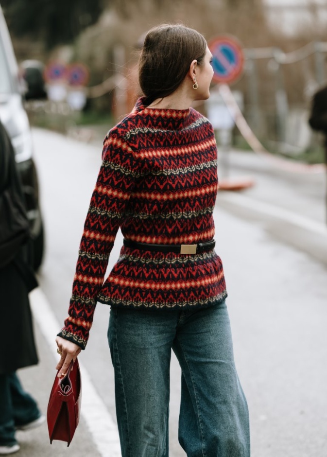 قميص بحزام على الخصر من أزياء الشارع خريف شتاء 2025