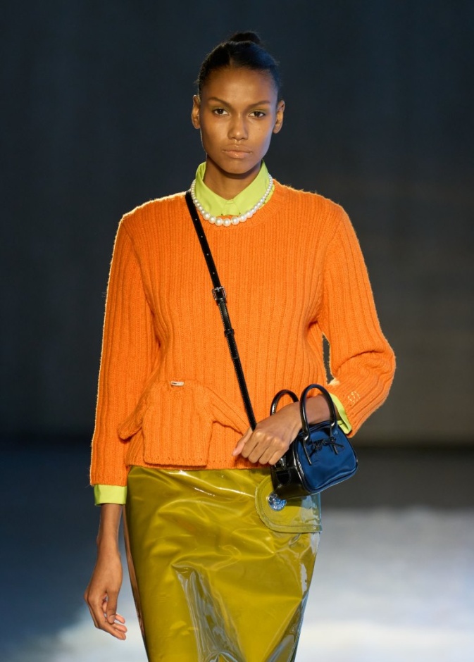 قميص صوف باللون البرتقالي النيون من مجموعة Sandy Liang خريف شتاء 2025.