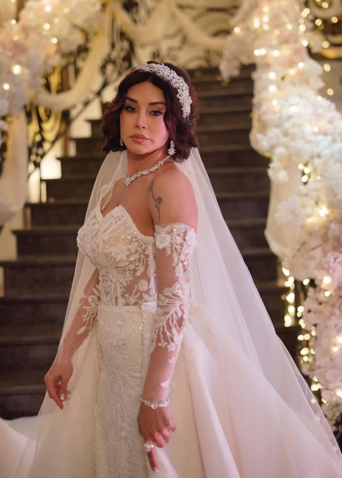 كاريس بشار تطل بالأبيض في أحدث ظهور لها