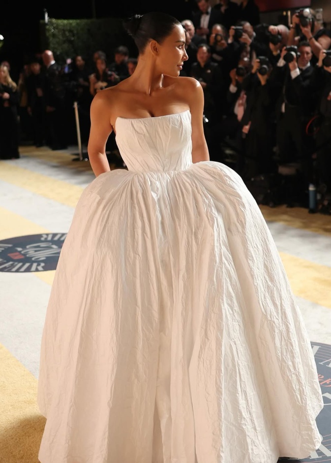 كيم كارداشيان بفستان أبيض عصري من Balenciaga