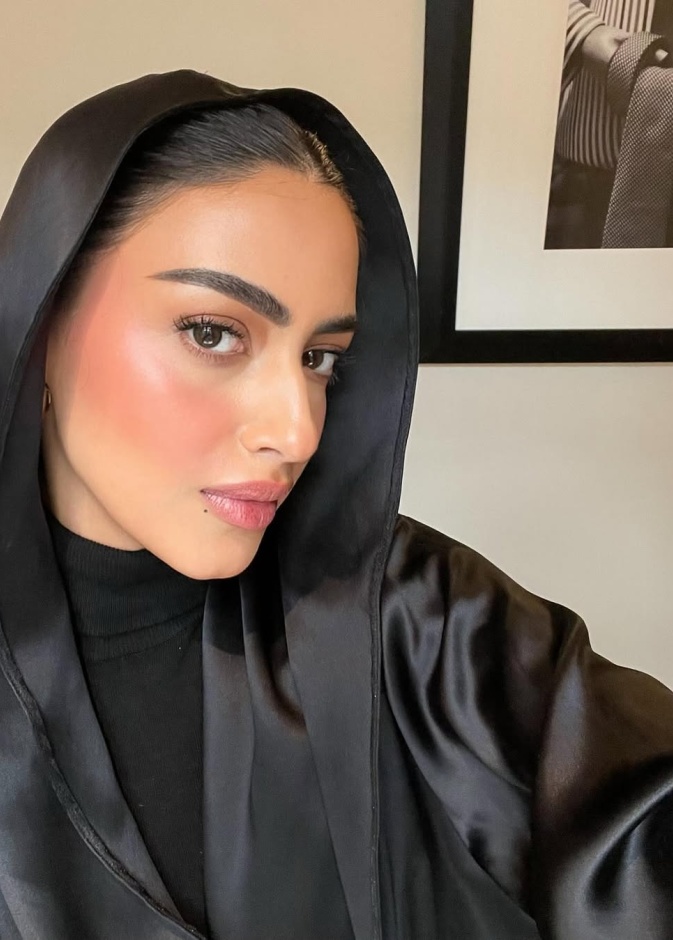 مدونة الجمال والموضة يارا النملة تتمتغ ببشرة مشرقة- صورة من انستغرامها