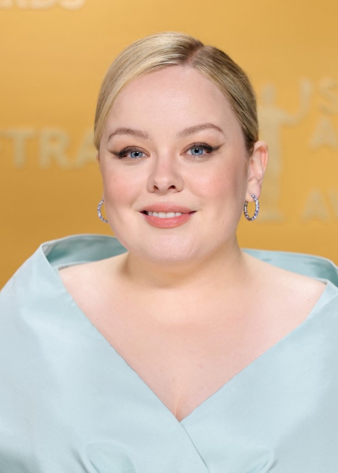 إطلالة NICOLA COUGHLAN بخطوط الآيلانر