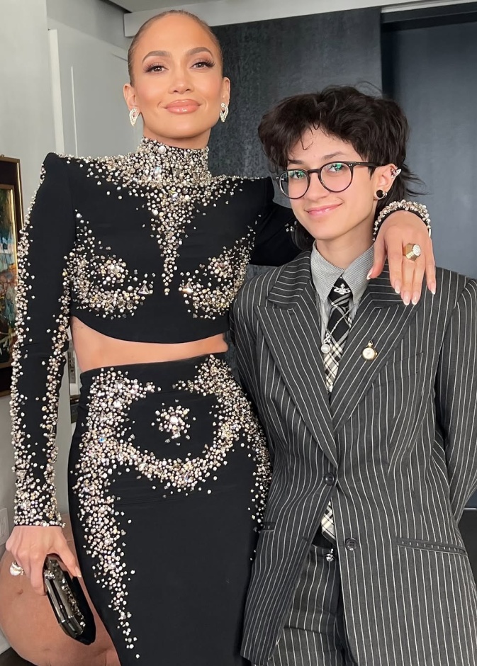 إيمي بمكياج مشرق وناعم برفقة والدتها