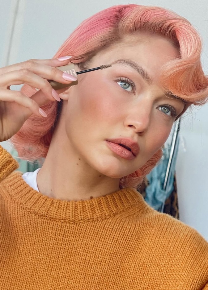 اطلالة جيجي حديد بصبغة الشعر الزهري مع الحواجب العريضة- الصورة من حسابها على انستغرام