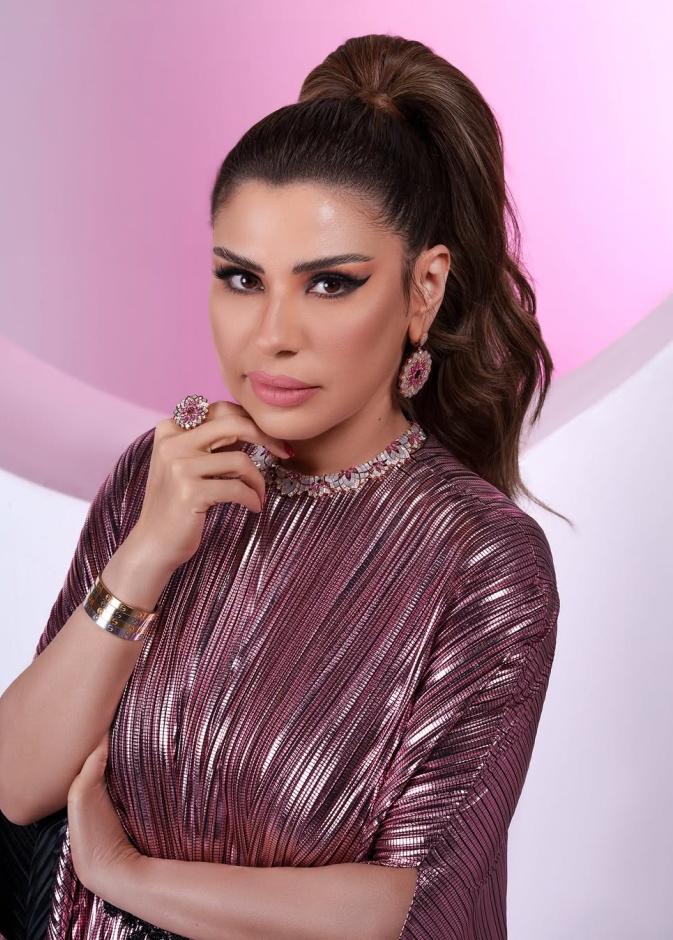 الإعلامية سارة دندراوي بمكياج عيون سموكي