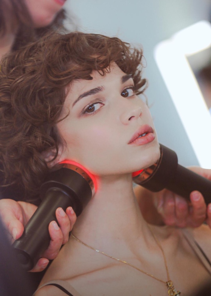 التحضيرات خلف كواليس عرض أزياء ستيلا مكارتني لشتاء 2025 في باريس