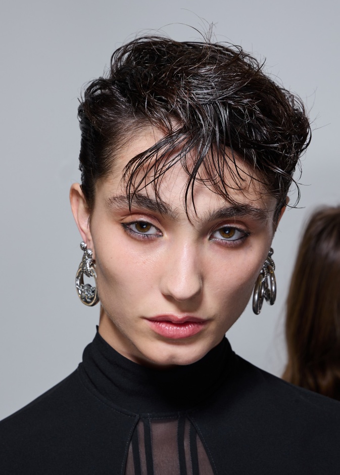 تسريحات الشعر المبلل والذكوري مع الغرة المبعثرة من دار Enfants Riches Déprimés