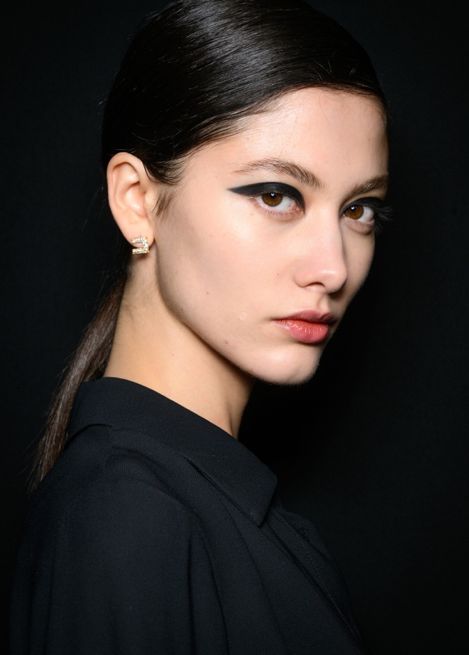 رسمات المكياج الدخاني المنسدل على الجفون من دار Elisabetta Franchi