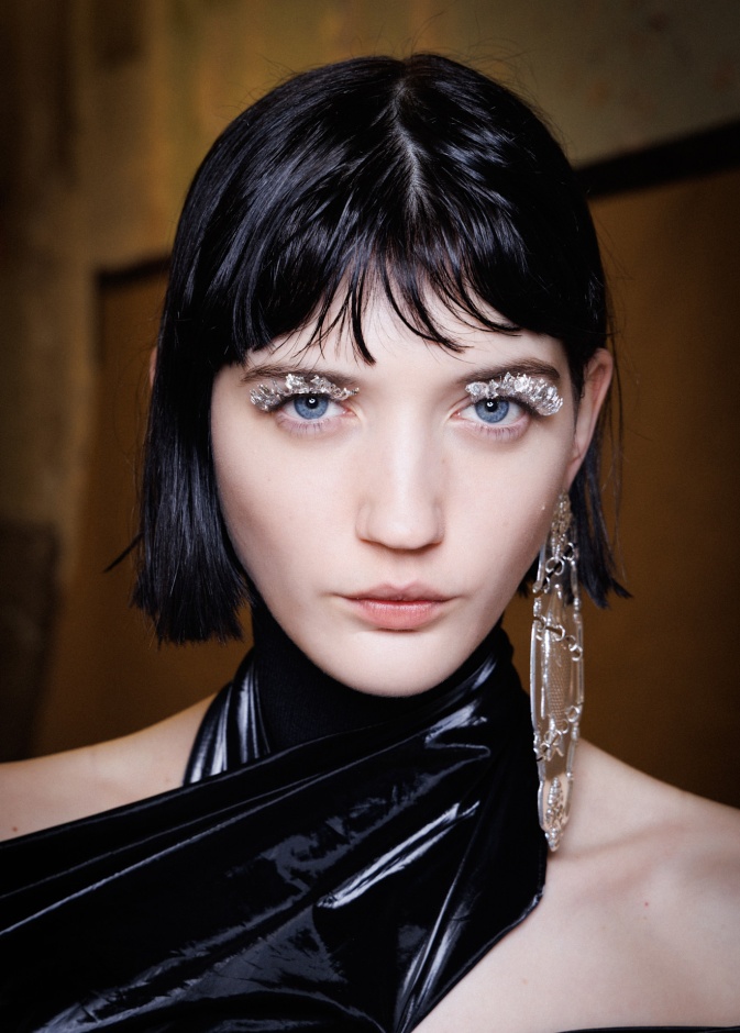  رسمات المكياج الفضي الهندسي والعصري من دار Rokh