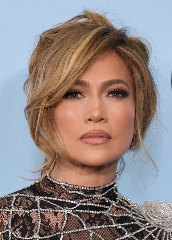  مستحضرات جمالية أساسية للحفاظ على جمال Jennifer Lopez