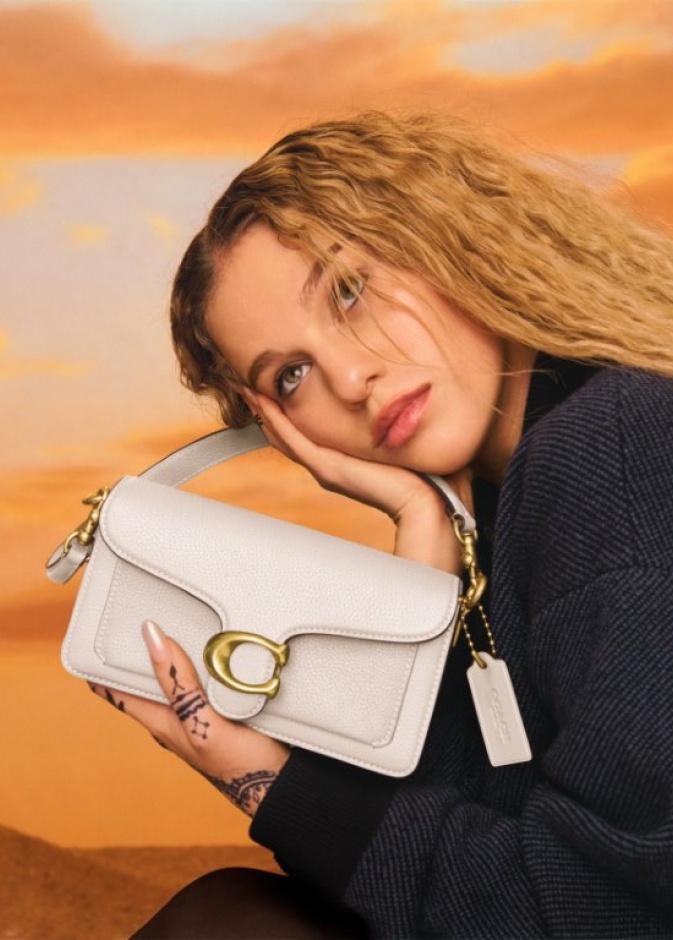 إليانا تُطلّ لأوّل مرّة في حملة "كوتش" الرمضانية احتفاءً بمبادرة العلامة التي تدعو العملاء إلى التحلّي بالشجاعة ليكونوا على حقيقتهم