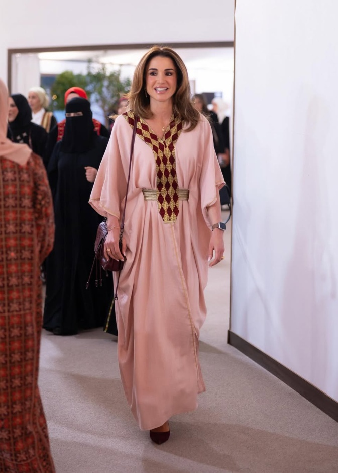 الملكة رانيا تُلهمنا بأزيائها التراثية الشرقية لإطلالات شهر رمضان وأحدثها بالعباءة الوردية