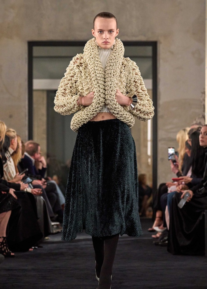 مجموعة Alaïa لموسم خريف وشتاء 2025 تحيي موضة الكروشيه والفرو