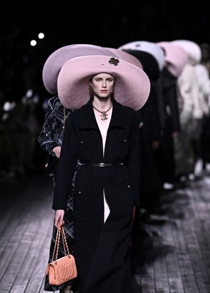 من عرض CHANEL في أسبوع الموضة الفائت لخريف وشتاء 2024-2025
