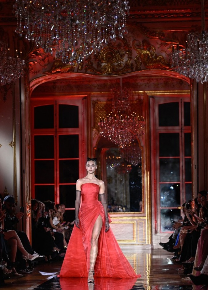 صورة من عرض مجموعة ربيع وصيف 2025 للأزياء الراقية للمبدع العالمي Zuhair Murad 