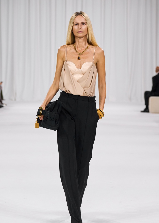 إطلالة أنيقة لعيد الأم من Balmain 