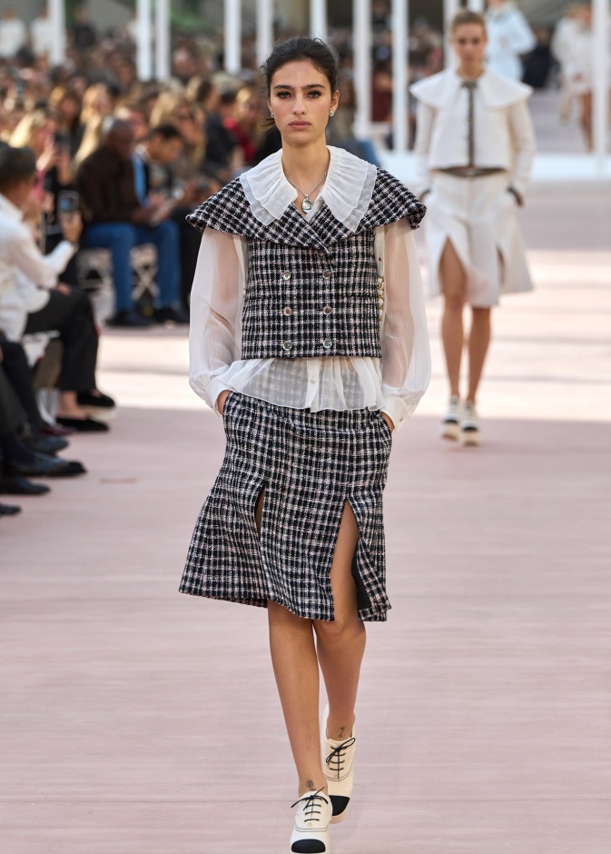 إطلالة من CHANEL