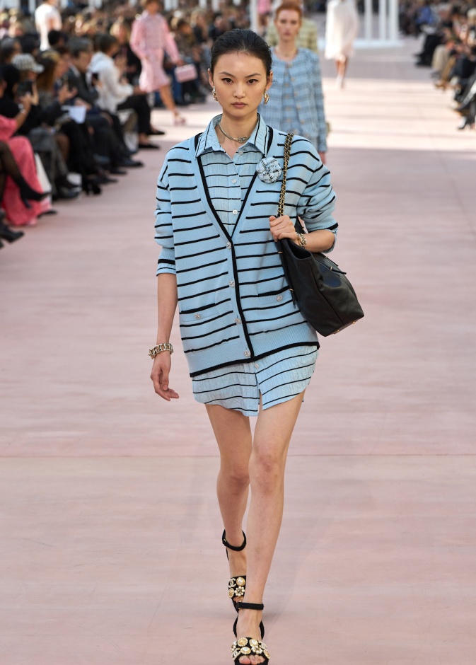 إطلالة من CHANEL