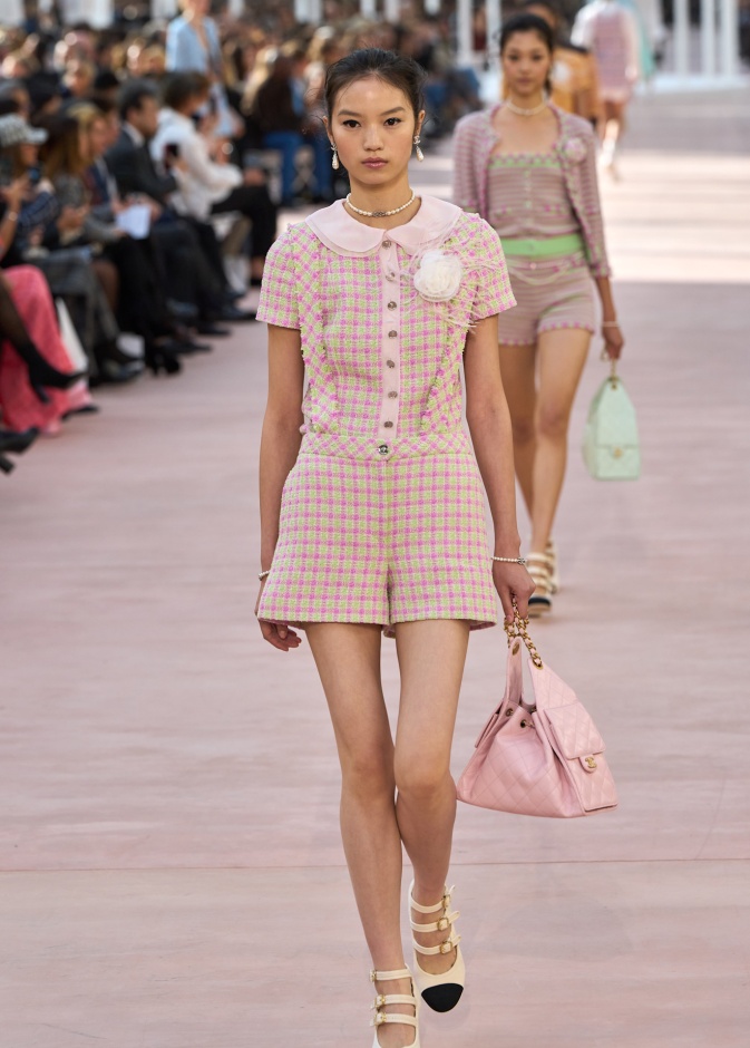 إطلالة من CHANEL لربيع وصيف 2025