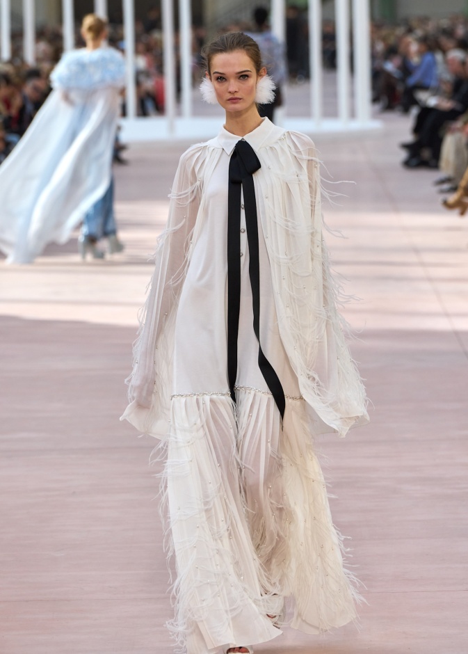 موضة الفساتين المحتشمة باللون الأبيض في عيد الفطر 