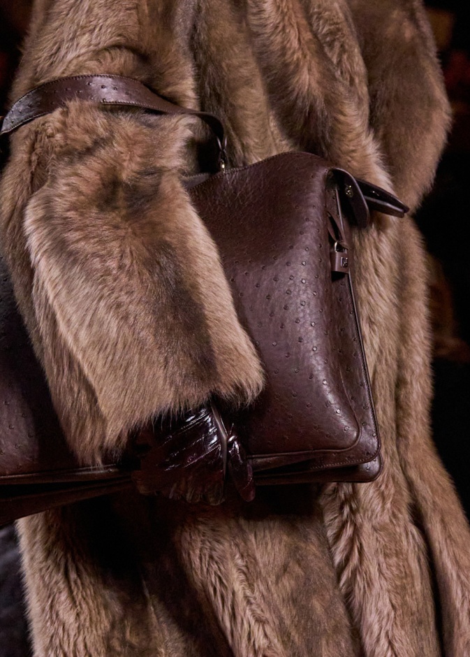 بعد أن حظرتها العلامات الكبرى... الفراء تعود إلى منصات العروض لكن بحيلة!