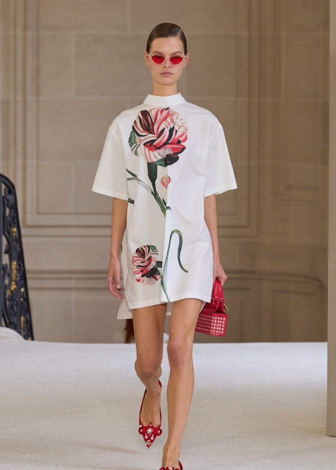 طبعات الورود النافرة مع الفساتين البيضاء عنوان الأناقة والعصرية