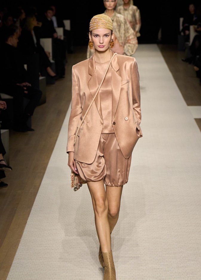 إطلالة من Giorgio Armani