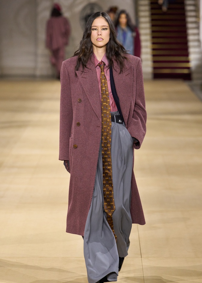 Andreas Kronthaler لـ Vivienne Westwood خريف و شتاء 2025 للملابس الجاهزة: إرث جريء برؤية مُتجددة