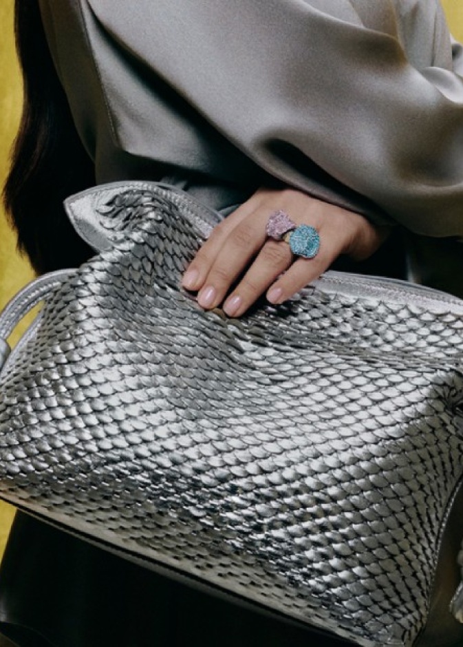 من خلال تشكيلة مستلهمة من أجواء وتقاليد الشهر الفضيل وممزوجة بلمساتٍ مرحة من رموز العلامة، تقدّم LOEWE مجموعة مصغّرة بمناسبة شهر رمضان تضمّ خيارات واسعة وأنيقة من الأزياء الجاهزة والإكسسوارات، التي تستعرضها الدار من خلال حملة إعلانية أشرفت على إخراجها المبدعة اللبنانية السودانية  Dana Boulosوبعدسة Niquita Bento.    تشكيلة Silver تركّز على التصاميم الانسيابية والمواد والأقمشة الفاخرة التشكيلة المصغّرة التي حملت عنوان Silver تركّز على التصاميم الانسيابية والمواد والأقمشة الفاخرة، وتضم حقيبة  Puzzle بإصدارٍ جد