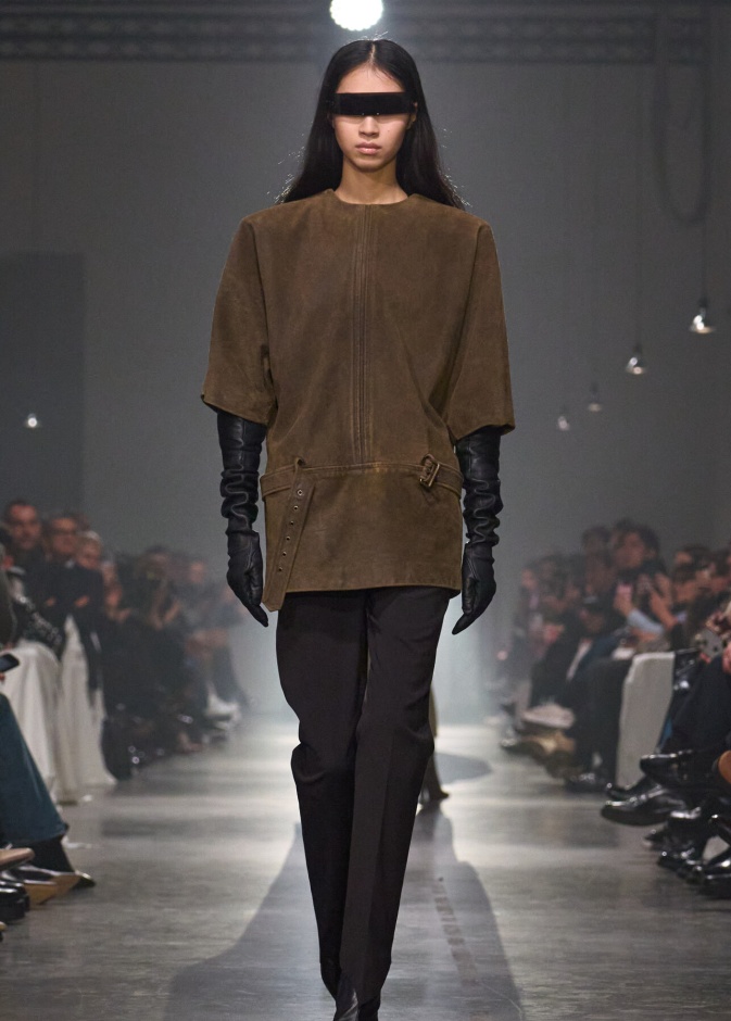عرض أزياء MM6 Maison Margiela لشتاء 2025 في ميلانو