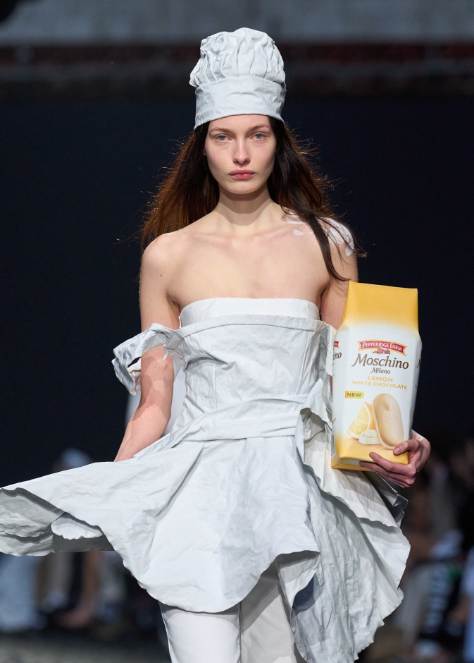 من مجموعة Moschino لخريف وشتاء 2025-2026