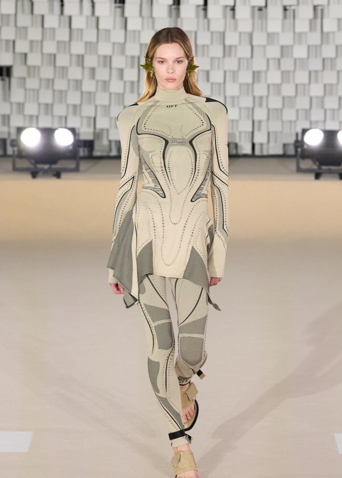 عرض أزياء Off-White لخريف وشتاء 2025