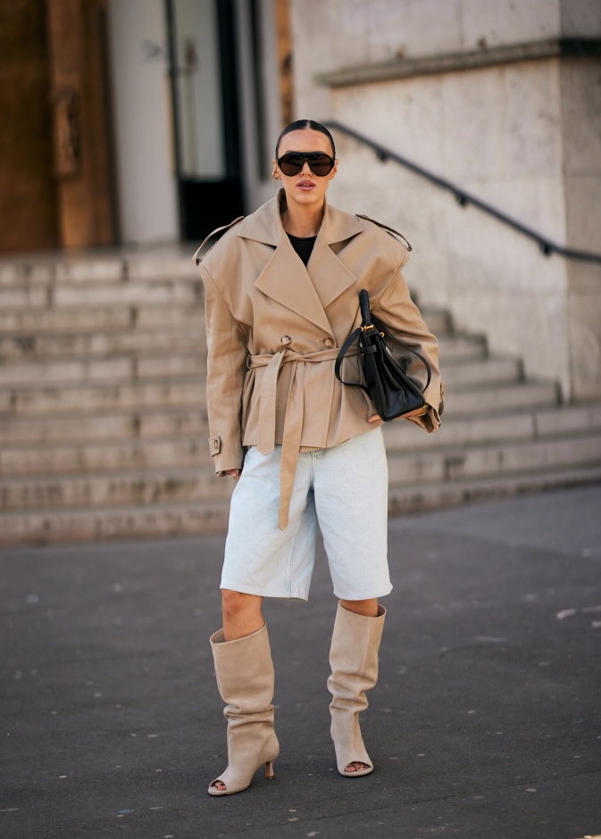 تعديلات على الترانشكوت الكلاسيكي تُعيده إلى واجهة الموضة