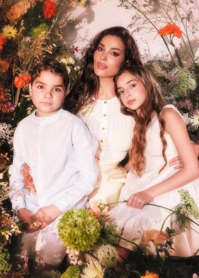 نادين نجيم تحتفل بعيد الأم مع طفليها بجلسة تصوير ربيعية