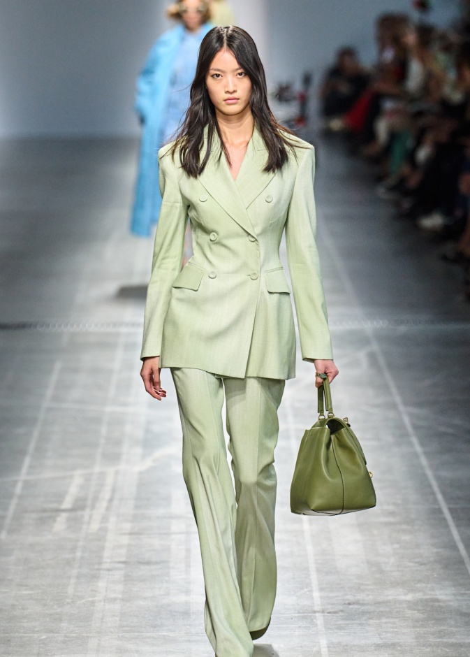 إطلالة من Ermanno scervino