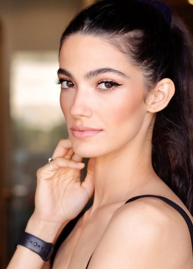 تارا عماد بإطلالات طبيعية واستثنائية في عالم المكياج والتسريحات