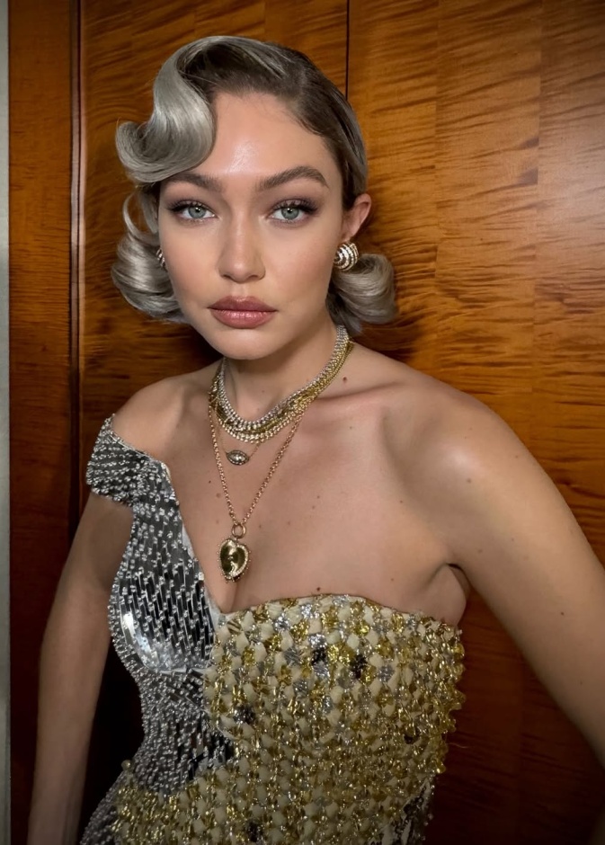 جيجي حديد تلهمك بصيحات التسعينيات الأحب على قلبها