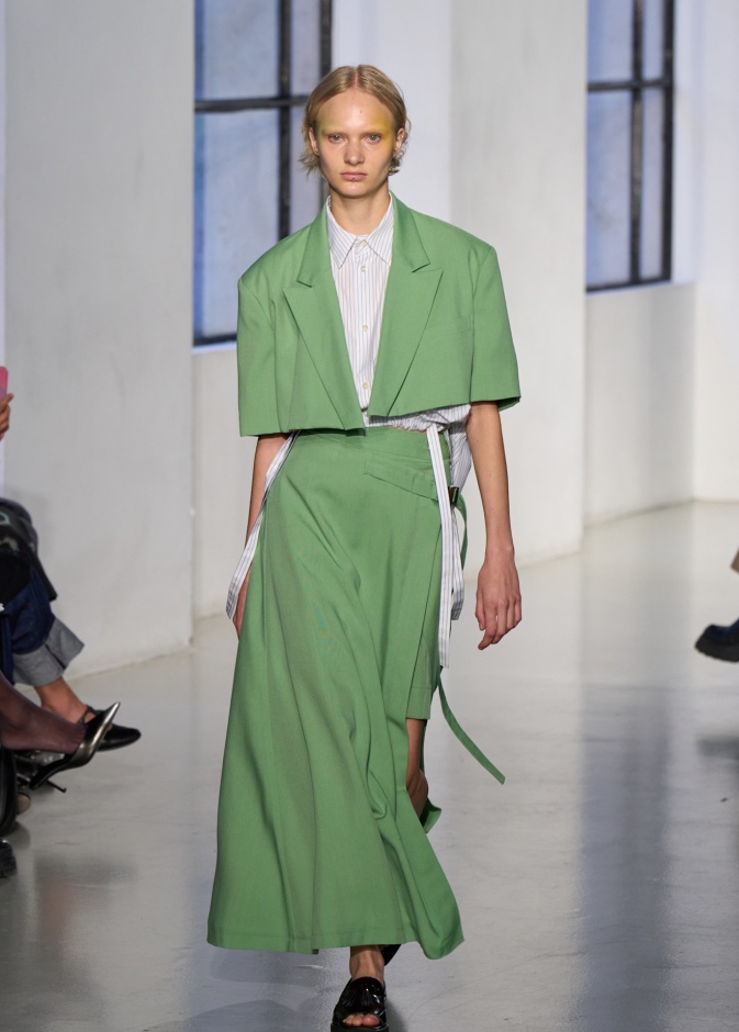 التنورة الخضراء تتصدّر الأناقة العصرية في ربيع 2025