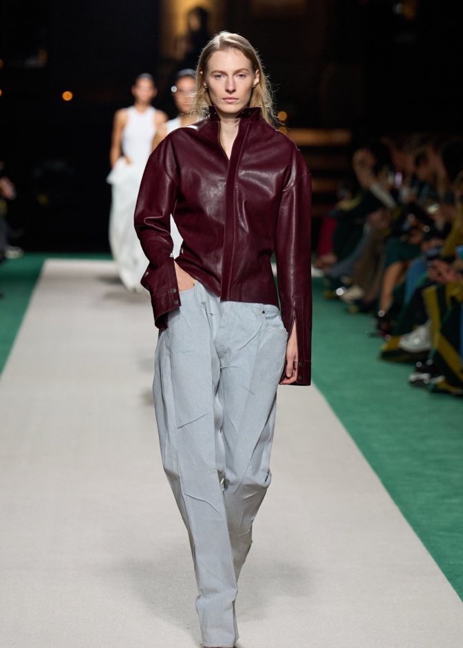 التألق عنوان الإطلالة باللونين البرغندي والرمادي من Victoria Beckham 