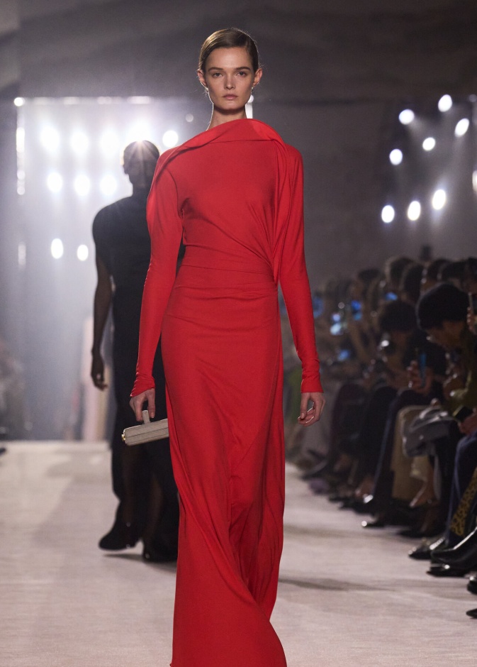 عرض أزياء Victoria Beckham لخريف وشتاء 2025 في باريس
