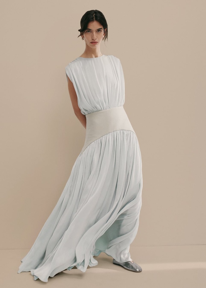 3 إطلالات من NET-A-PORTER تحتفي برمضان بأسلوب يجمع بين التقاليد واللمسة العصرية