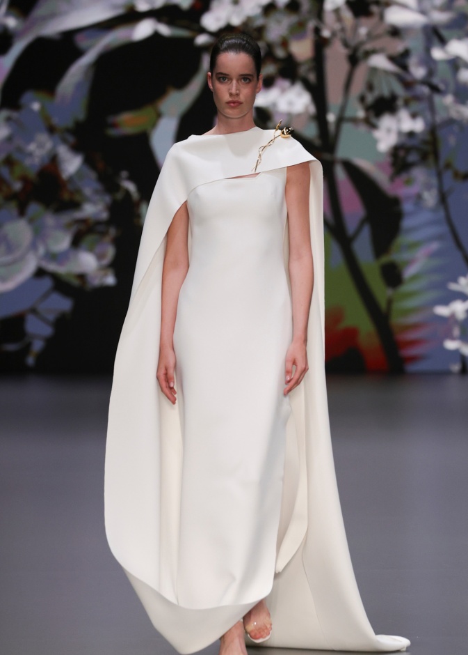 فستان زفاف مع كاب بتصميم عصري من Isabel Sanchis