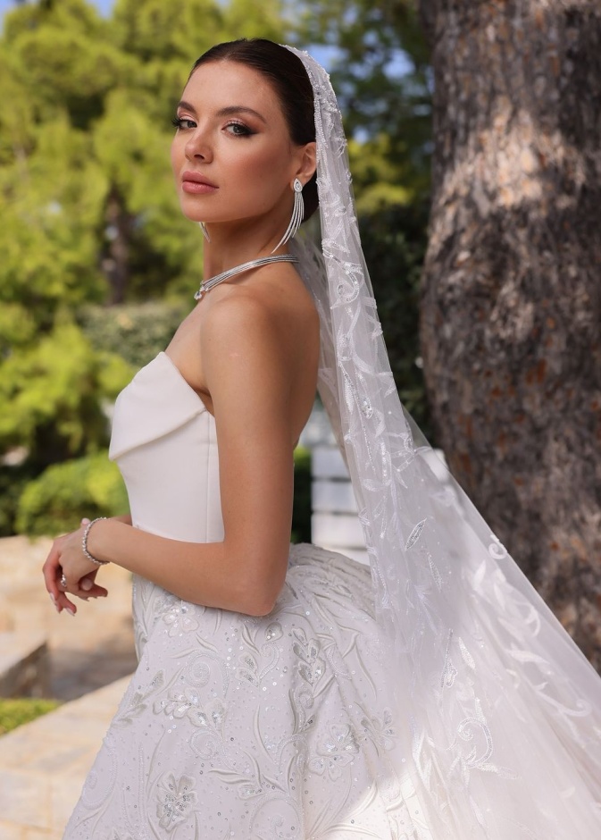 مايا رعيدي بإطلالة ملكية كلاسيكية