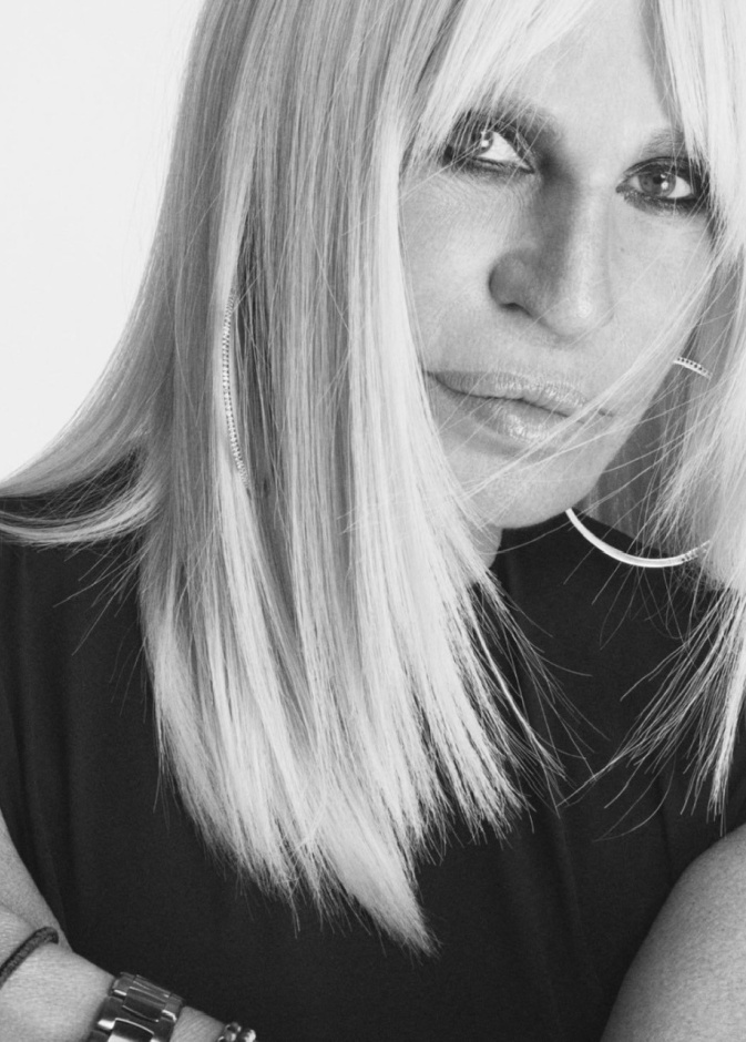 "دوناتيلا فيرساتشي" تترجّل عن منصبها كمديرة إبداعية: عهدٌ جديد يبدأ تحت قيادة "داريو فيتالي"... وأبرز ما قالته في مقابلة حصرية مع "هي"