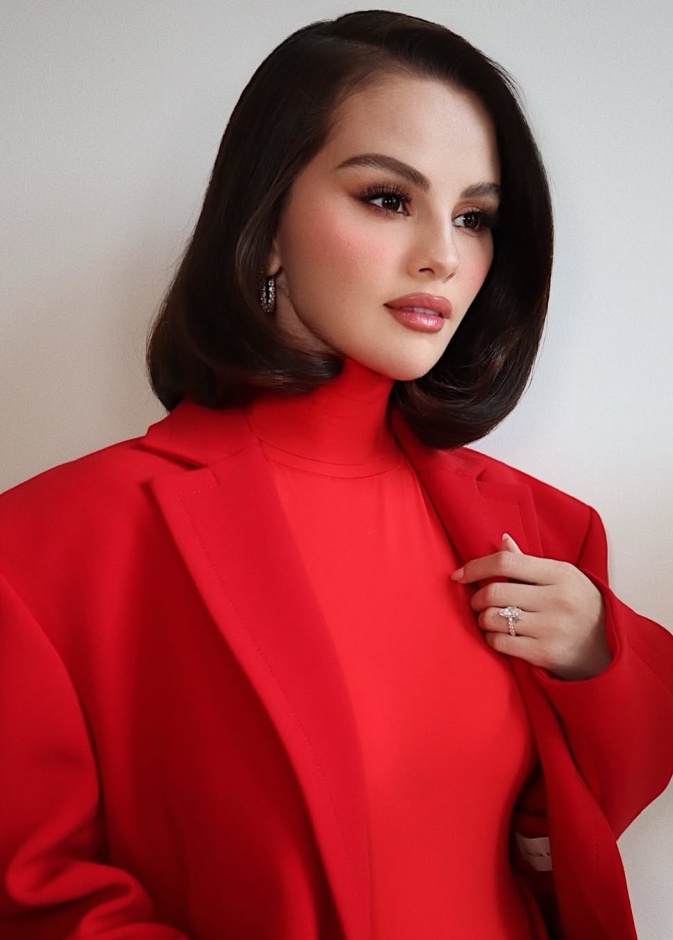 أحمر الشفاه القوي مع المكياج المشرق على غرار النجمات العالميات