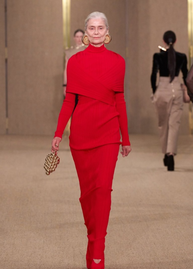 لا لقيود العمر في عالم الأزياء... مع منسقة أزياء "هي" الخاصة