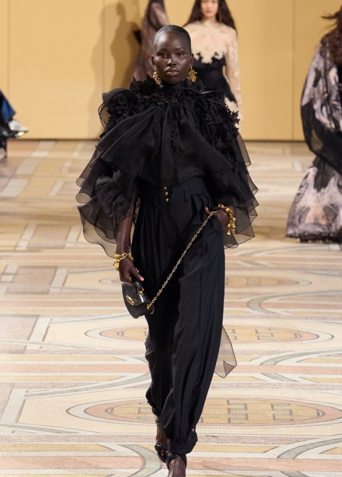 تعرفي على شخصية الأسلوب الدراماتيكي مع منسقة أزياء "هي" الخاصة