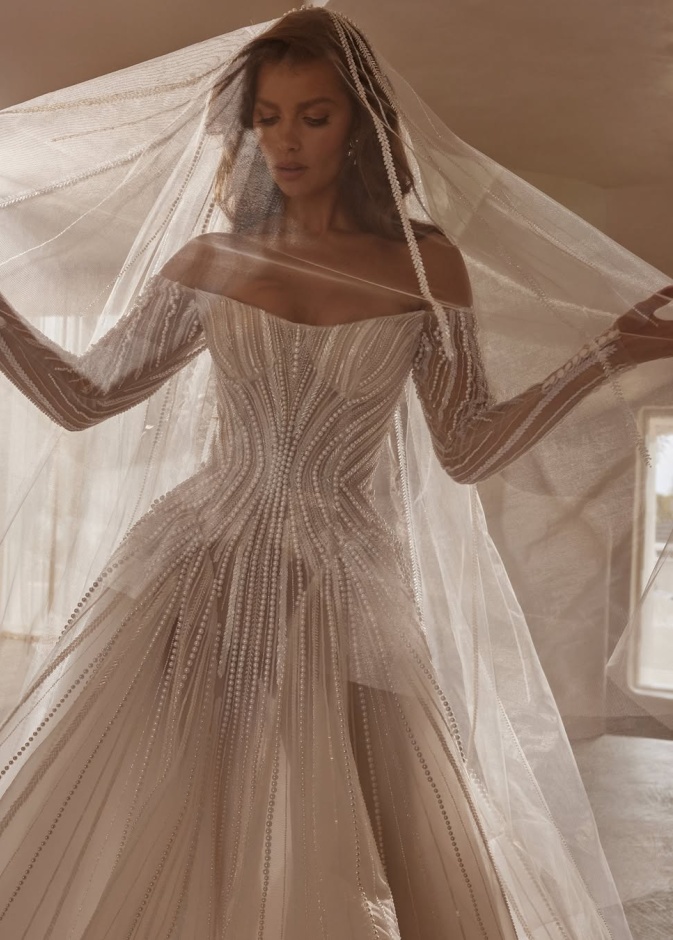 إطلالة زفاف مشبعة باللؤلؤ من @leahdagloria